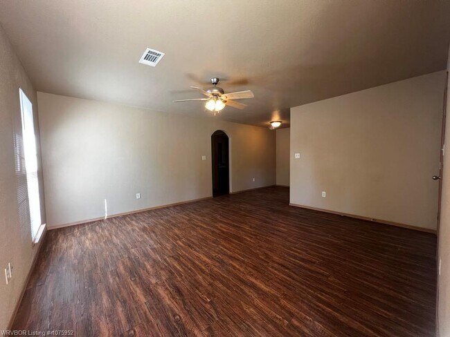 Building Photo - 9127 Fresno Cir