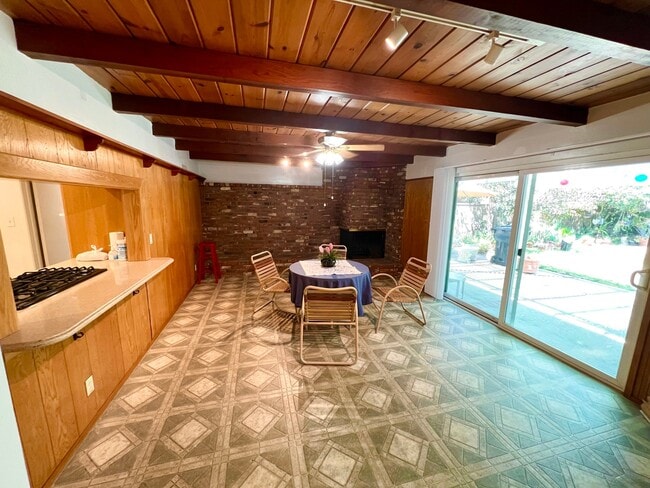 Building Photo - 1050 W La Deney Dr