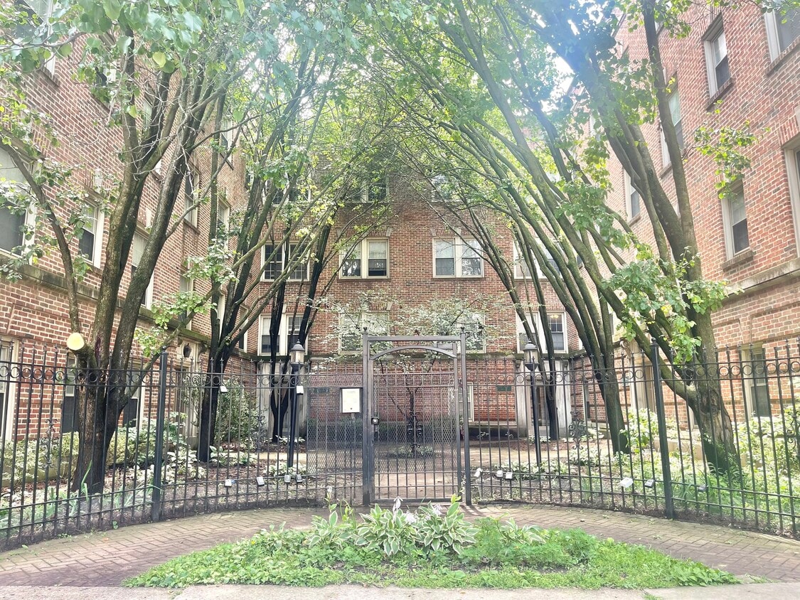 Primary Photo - 837 E 52nd St