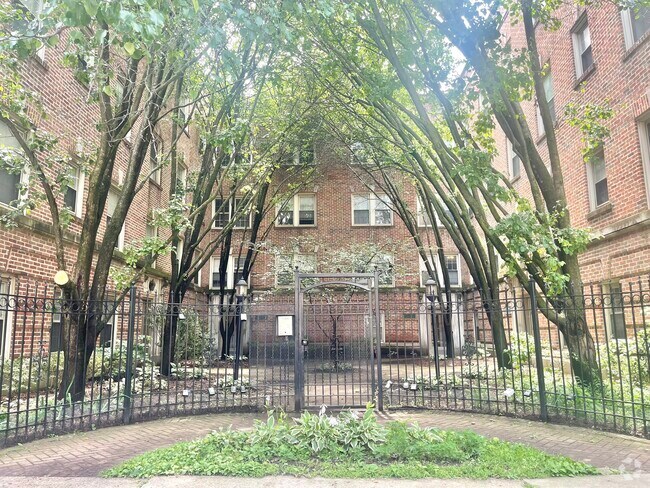 Building Photo - 837 E 52nd St