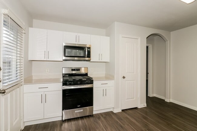 Building Photo - 18827 Venito Dr