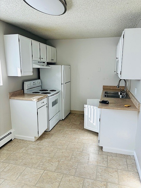 Cocina encantadora y eficiente con gabinetes blancos, electrodomésticos modernos y amplio espacio en la encimera. - 5351 Delaware