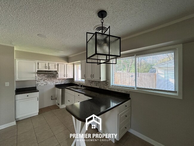 Foto del edificio - Charming 3BR Southaven Home | Brick Fireplace, 2-Car Garage & Fenced Yard