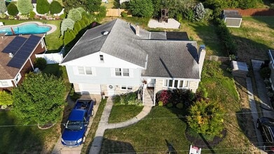 Building Photo - 702 Burton Ave