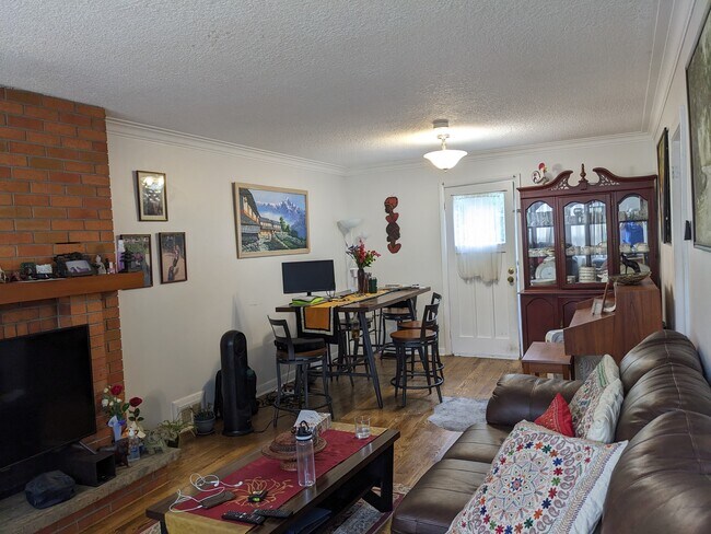 Photo du bâtiment - Yonge and Finch East Three Bedroom and 1.5...