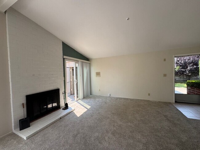 Foto del edificio - Charming 3-Bedroom Home for Rent in Serra ...