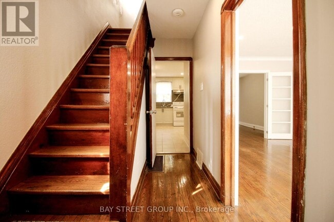 Building Photo - 946 EGLINTON Ave