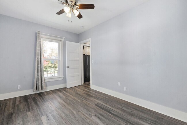 Foto del edificio - Welcome to this quintessential 5 Bedroom S...