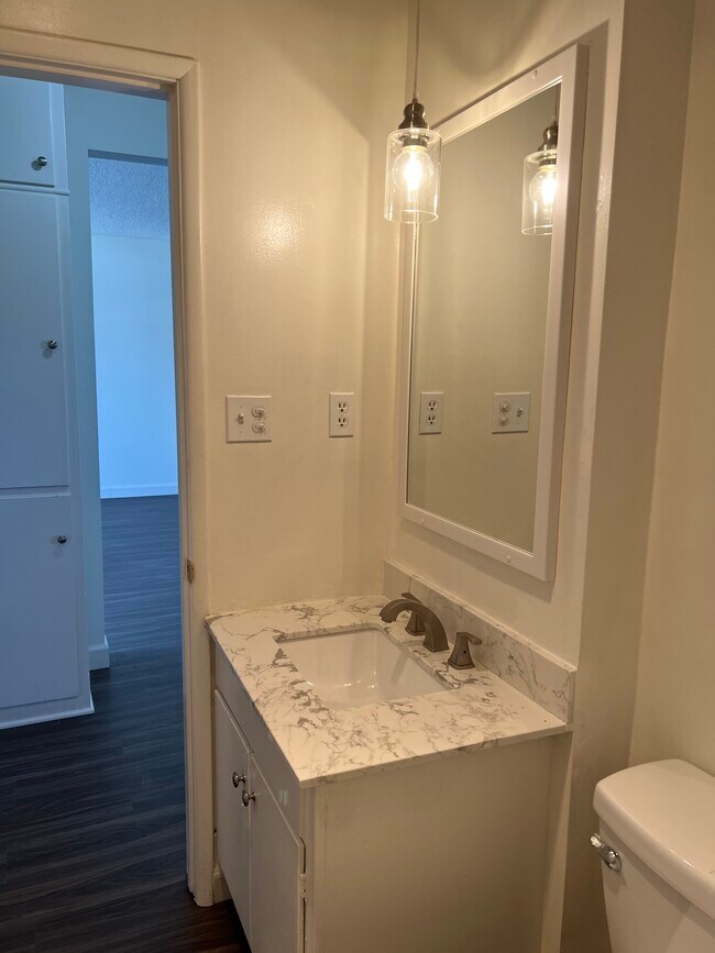 Nuevos accesorios de baño - 25924 Viana Ave
