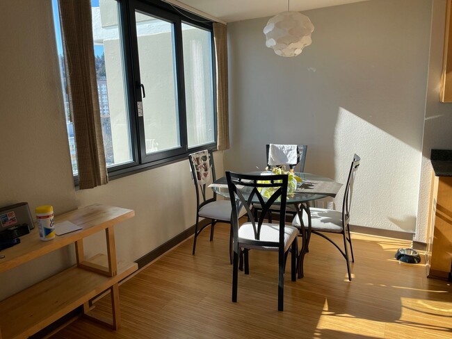 Foto del edificio - Stunning 2 bedroom 2 bath condo with a riv...