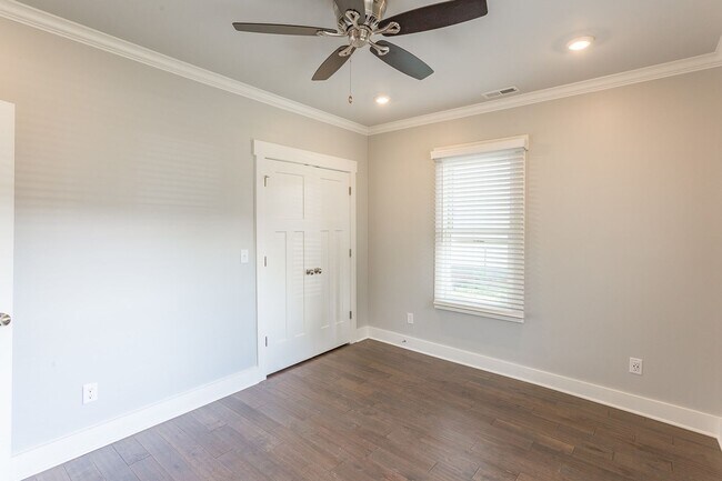 Building Photo - Beautiful & Updated Ridgedale Home!