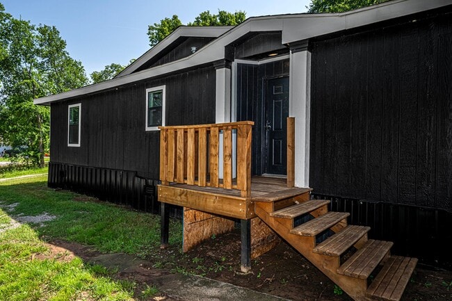 Building Photo - 4 Bedroom 2 Bath