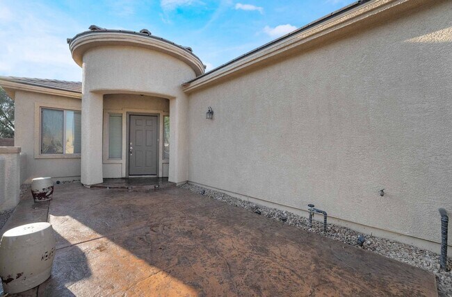 Building Photo - Tranquil Oasis: Golf Course Views!