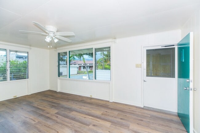 Building Photo - Single level - 3 bedroom, 1 bath home. Loc...