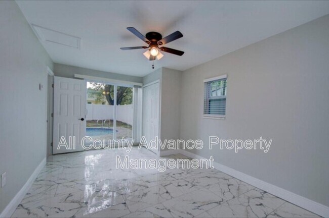 Foto del edificio - 425 Orangewood Dr