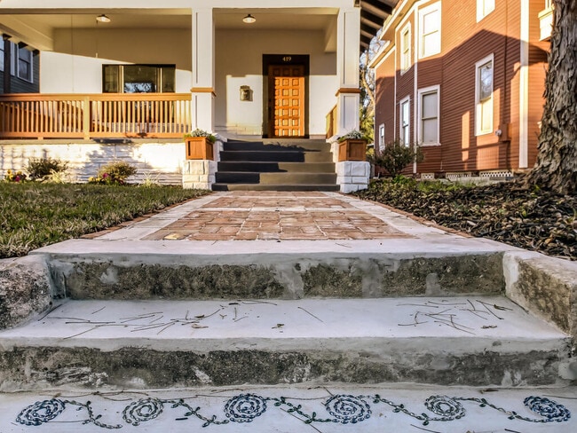 Foto del edificio - 419 E 3rd St