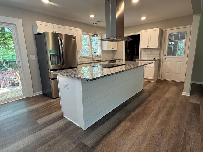 Building Photo - 4 Poinsettia Drive