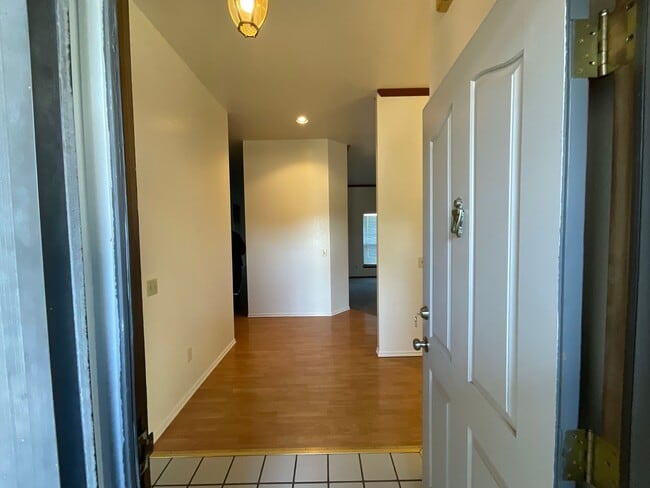 Building Photo - Spacious 3 bed, 2 bath, 2 living areas, 2 car garage