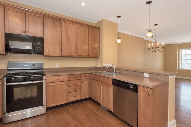 Building Photo - 18 Columbus Cir