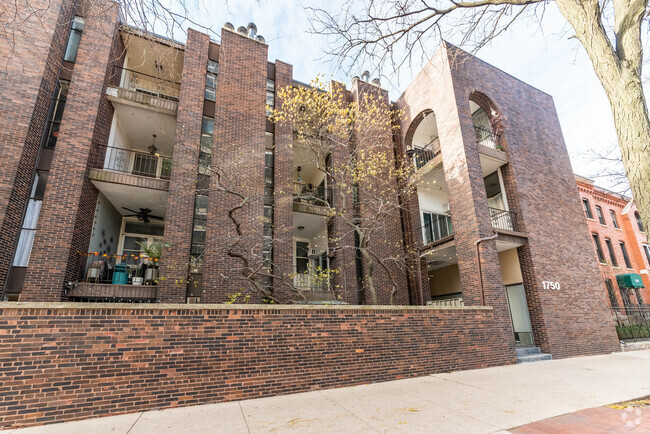Building Photo - 1750 N Wells St