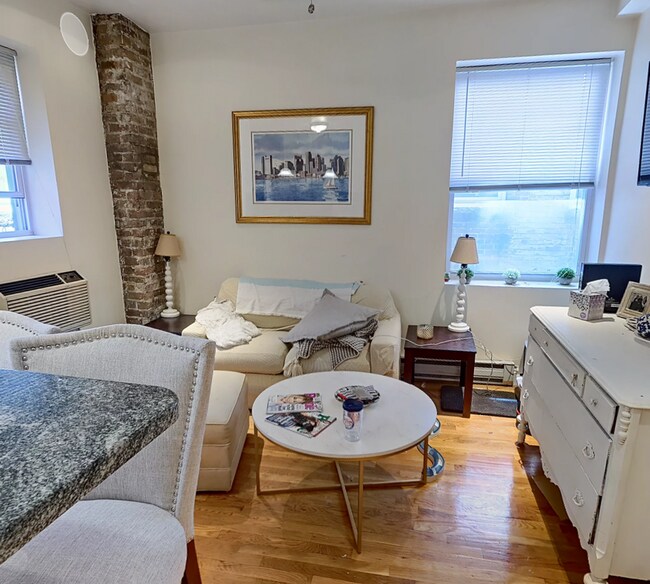 Foto del edificio - Charming North End 2-Bed with AC & No Broker Fee!