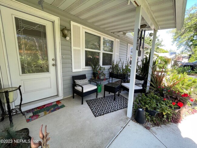 Building Photo - 425 Gerona Rd