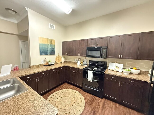 Foto del edificio - 6607 Brodie Ln