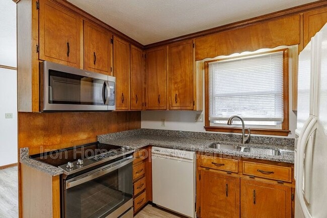 Building Photo - 1060 Windbrooke Ct