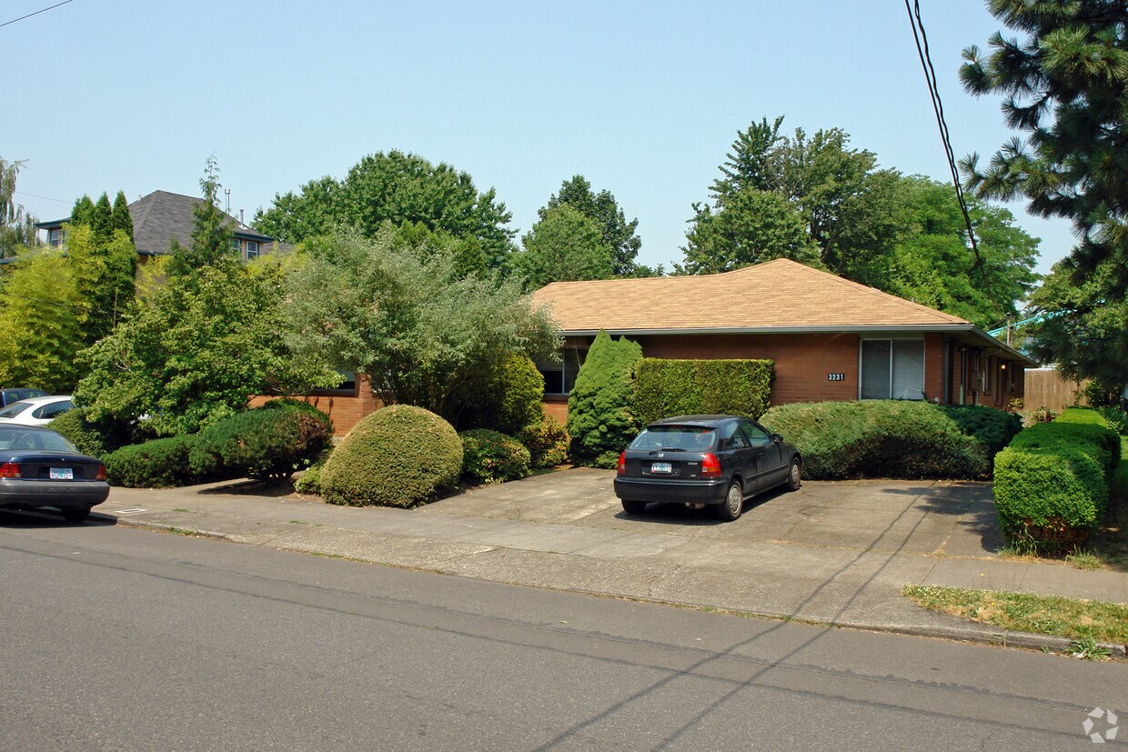 Primary Photo - 3209-3231 SE Clinton St