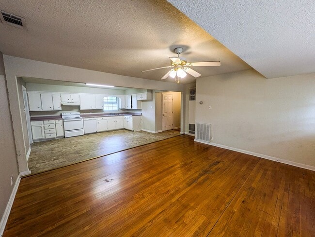 Foto del edificio - 306 Bridal Wreath Ave