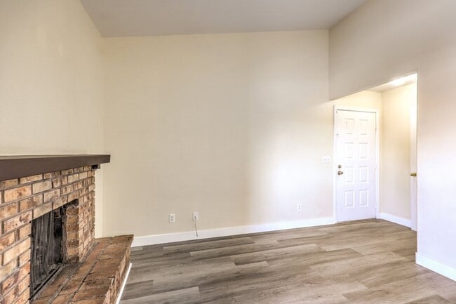 Building Photo - Charming Condo for Rent
