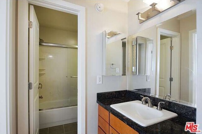 Foto del edificio - 10982 Roebling Ave