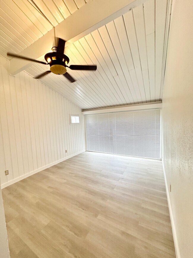 room in top flor - 14 Lakeway St