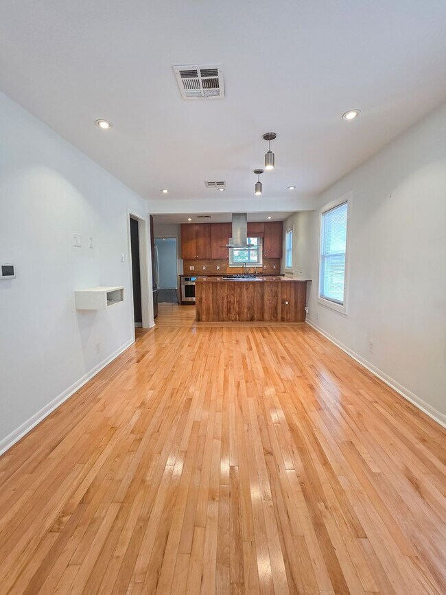 Foto del edificio - Renovated 3-bedroom/1-bath + Bonus Room in South Austin
