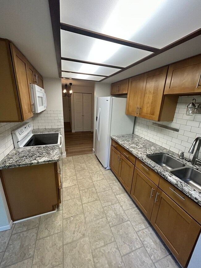 Foto del edificio - 3 Bed, 1.75 bath Condo w/2 parking spots i...