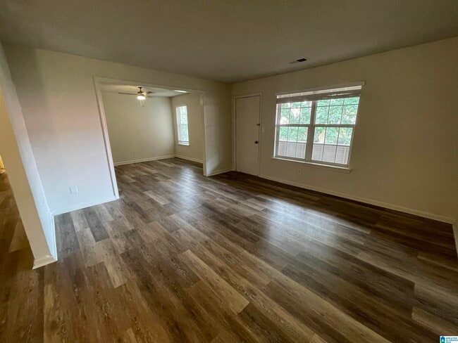 Building Photo - 910 Chapel Creek Dr
