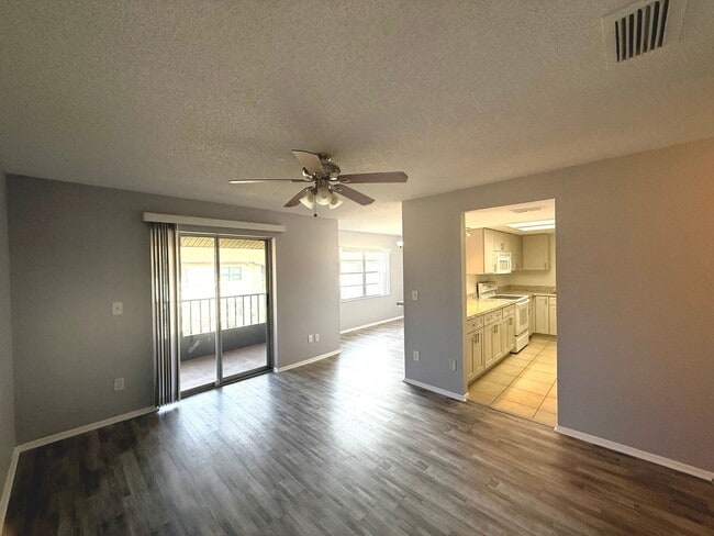 Foto del edificio - Open Concept 2bed 2bath updated condo centrally located in South Daytona for $1350 per Month!