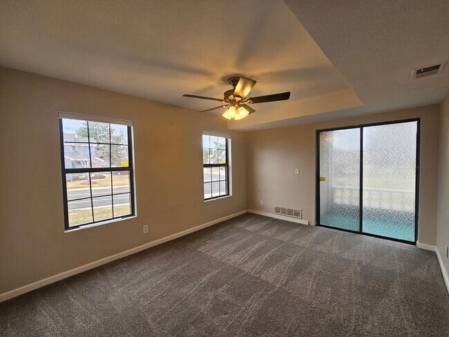 Building Photo - 12093 W Cross Dr