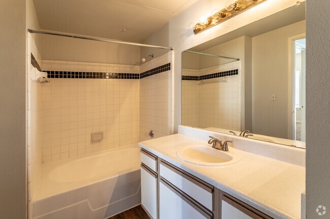 2BR, 2BA - 1,054SF - Villas at Bandera