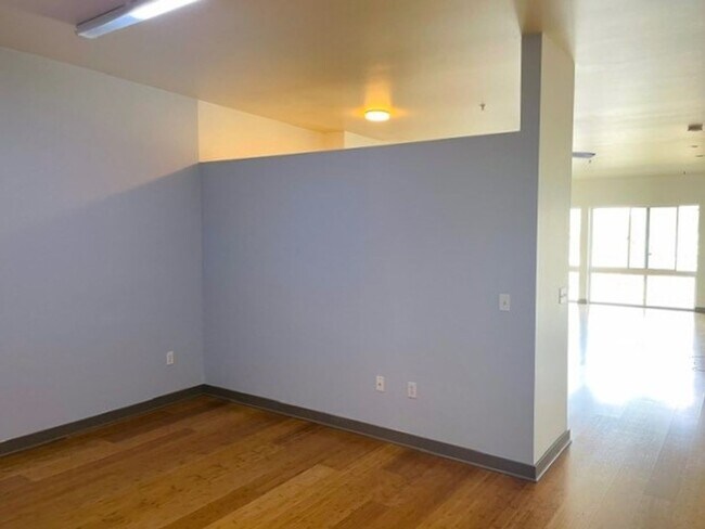 Foto del edificio - Modern Top Floor Condo with Views, Secured Building & Parking - Water,Sewer,Garbage Included!