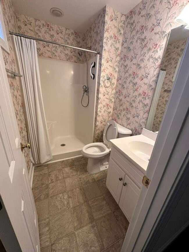 Building Photo - 1529 Surrey Ct
