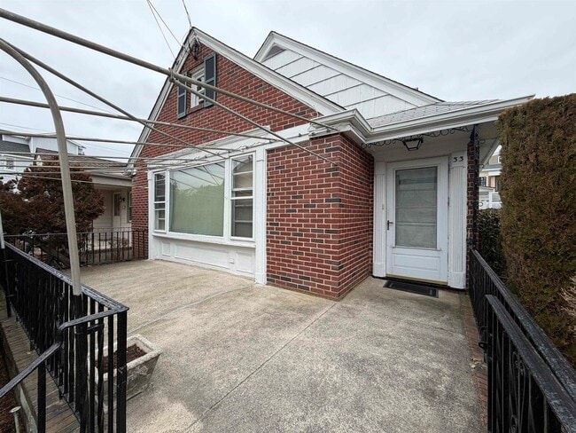Building Photo - 33 N Gladstone Ave