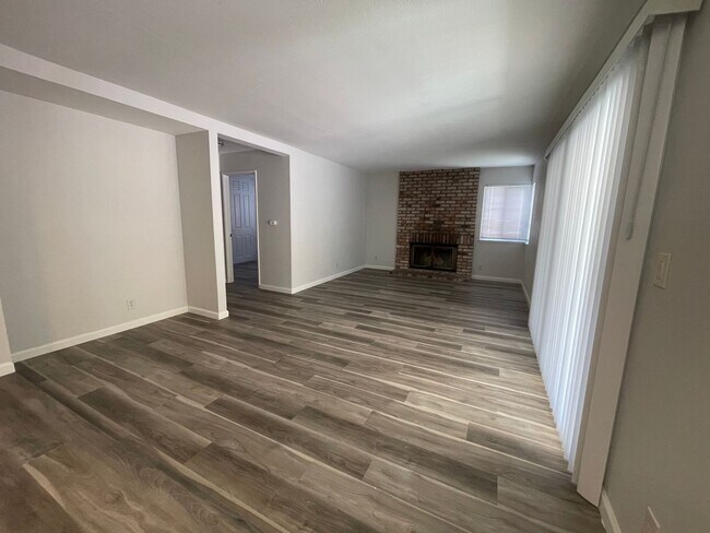 Foto del edificio - 2700 Bluebell Cir