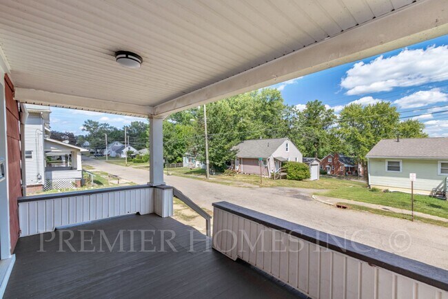 Foto del edificio - 3 Bed Home with Garage, Private Driveway & Yard – $1,495/mo