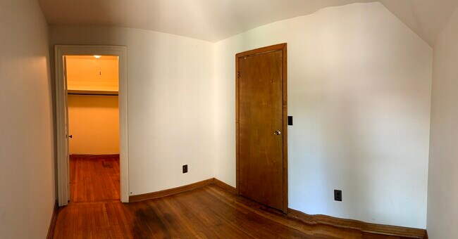Bedroom with walk-in closet - 39 Congress St