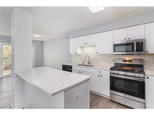 Building Photo - Updated 3 bedroom, 2 bath townhome near Eden Prairie Center!  Available 3/1/26