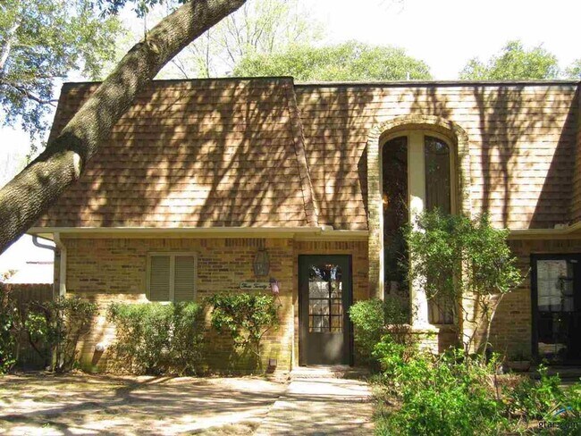 Foto del edificio - 323 Top Hill Dr