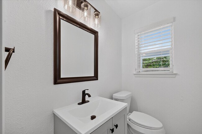 Building Photo - 620 Royal Crest Dr
