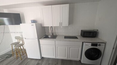 Building Photo - 2822 Pine Tree Dr