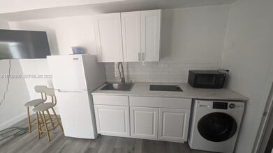 Building Photo - 2822 Pine Tree Dr